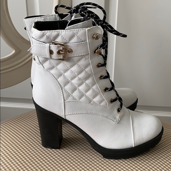 HOST PICK Guess boots - Picture 2 of 4